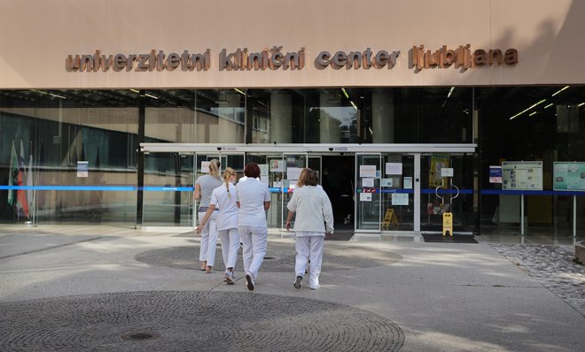 Kirurg ljubljanskega kliničnega centra je elektrodo srčnega spodbujevalnika postavil na napačno mesto, ugotavlja nemški izvedenec. Postavlja se vprašanje, kako so potekale priprave na to operacijo med kirurgom in kardiologom. Foto Jože Suhadolnik