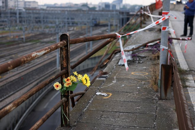 Vse bolj so oči uprte v zarjavelo zaščitno ograjo. FOTO: Claudia Greco/Reuters