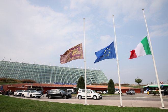 Župan Benetk Luigi Brugnaro je včeraj dejal, da se je zgodila velika tragedija, sožalje svojcem umrlih ljudje pošiljajo iz celotne Italije. Brugnaro je zaradi »tragedije, ki je prizadela celotno skupnost«, razglasil žalovanje. FOTO: Claudia Greco/Reuters