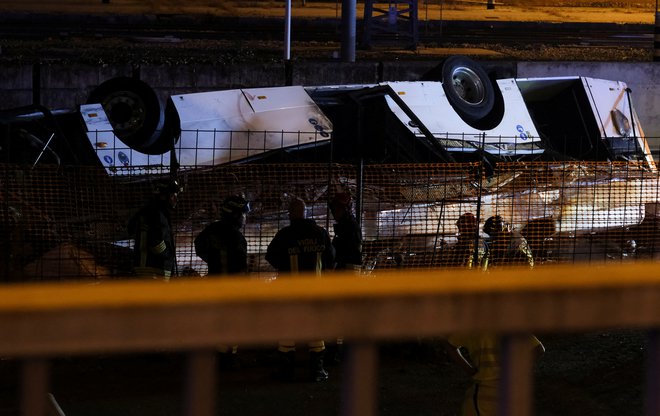 Avtobus je zgrmel dobrih deset metrov v globino. FOTO: Manuel Silvestri/Reuters