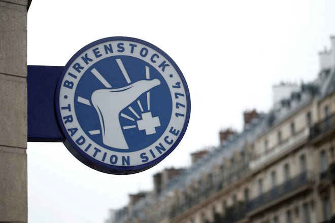 FILE PHOTO: A logo outside a Birkenstock footwear store in Paris, France, January 21, 2021. REUTERS/Benoit Tessier/File Photo Foto Benoit Tessier Reuters