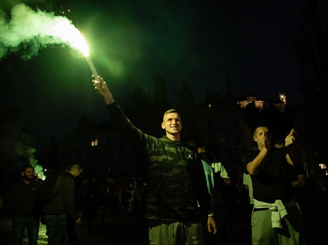 Bučno praznovanje navijačev Olimpije je številne meščane in meščanke precej razburilo. FOTO: Črt Piksi /Delo