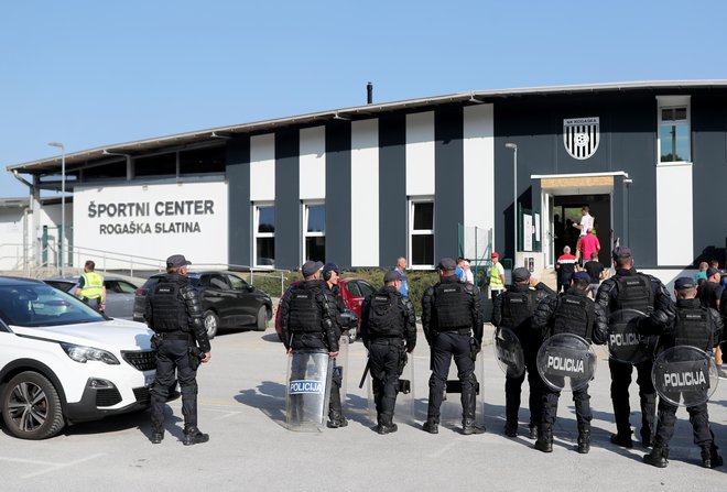 V Rogaški Slatini je morala nekatere akterje tekme med Rogaško in Olimpijo varovati tudi policija. FOTO: Blaž Samec