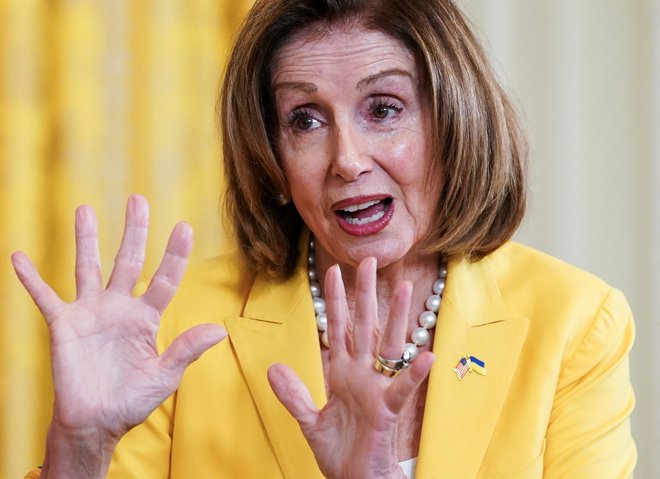 Nancy Pelosi je v torek dejala, da ji je McHenry v elektronskem sporočilu naročil, naj nemudoma – do naslednjega dne – izprazni svojo pisarno. FOTO: Kevin Lamarque/Reuters