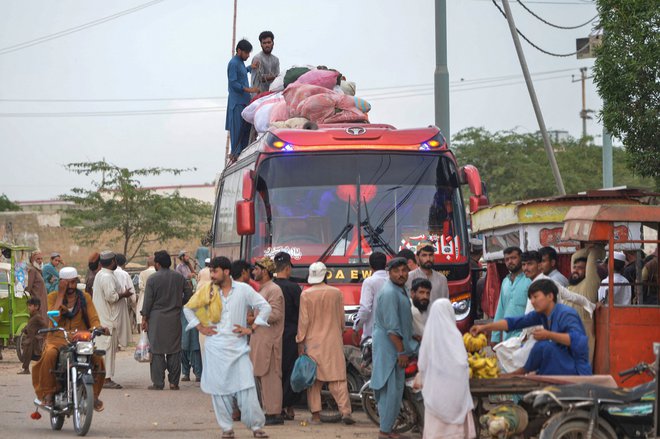 Afganistanski begunci v Karačiju. FOTO: Rizwan Tabassum/AFP