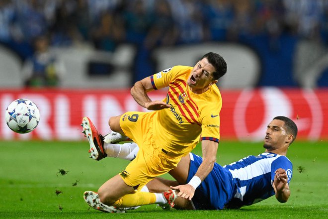 Igralec Porta David Carmo je s svojim posredovanjem povzročil poškodbo gležnja člana Barcelone Roberta Lewandowskega. FOTO: Patricia De Melo Moreira/AFP