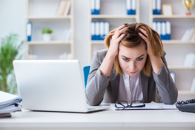 Osebni stik je zelo pomemben, če je res stik. S pogledom v oči, morda celo nasmehom. FOTO: Elnur/Shutterstock