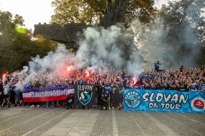 Privrženci Slovana so skupaj iz centra mesta v veliki skupini korakali proti Stožicam. FOTO: Voranc Vogel/Delo