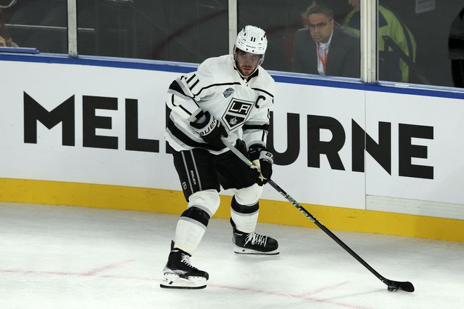 Pred dnevi je bil Anže Kopitar med akterji hokejske tekme v sloviti teniški areni Roda Laverja v Melbournu. FOTO: Martin Keep/AFP