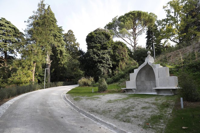 Na Dunaju izobraženi arhitekt je zglede za svoj park črpal iz različnih tradicij. Postavljanje določenih elementov, denimo kalupa kupole, ki spominja na grotto, izhaja iz angleške tradicije. FOTO: Leon Vidic