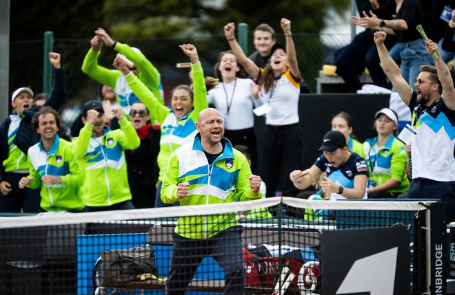 Tako se je zvezni kapetan Andrej Kraševec razveselil uvrstitve naših teniških igralk na finalni turnir Bllie Jean King. FOTO: Vid Ponikvar/Sportida