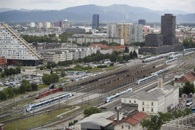 Okoljsko ministrstvo je zbiralo pripombe na predvidene rešitve za novo prometno ureditev in grajeno javno infrastrukturo (GJI) v okolici Potniškega centra Ljubljana (PCL). FOTO: Leon Vidic/Delo