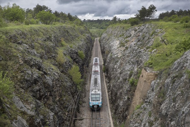 Ni kaj, človek mora samo na železniško postajo in že dobi navdih. FOTO: Leon Vidic/delo