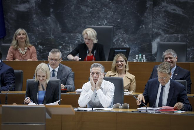 Predsednik vlade Robert Golob se zaveda, da je medenih tednov med njegovo stranko, ki ima največjo odgovornost v vladi, in volivci nepovratno konec, zato se je zatekel v zamenjave ministrov. FOT: Jože Suhadolnik/Delo