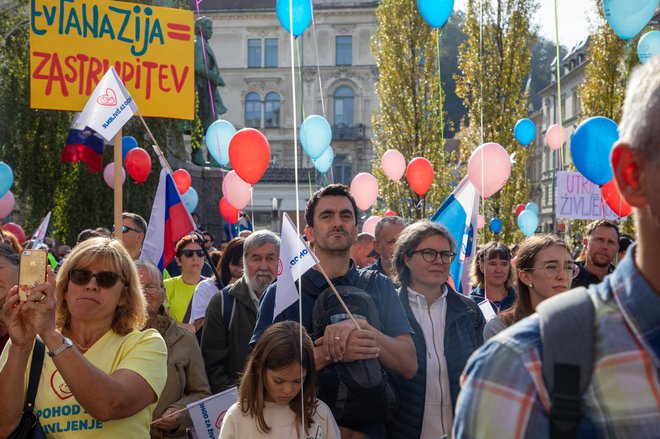 Shod za in proti pravici do splava. FOTO: Voranc Vogel/Delo