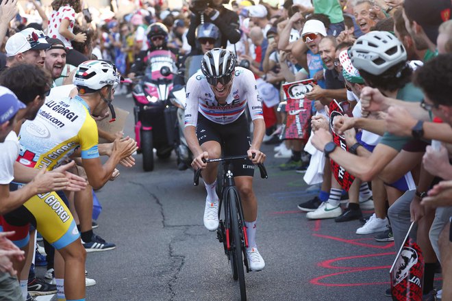 Tadej Pogačar cje za tretjo zmago na dirki po Lombardiji sam prikolesaril v Bergamo. FOTO: Luca Bettini/AFP