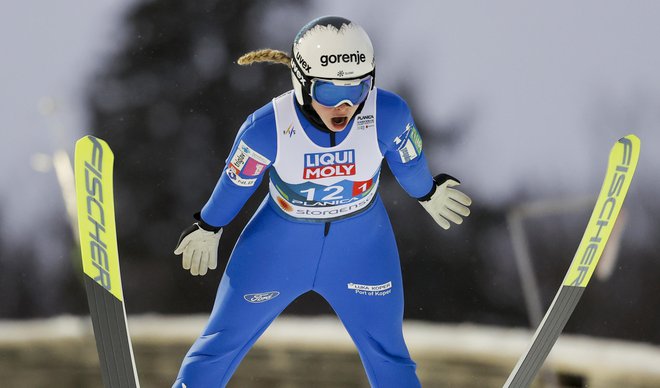 Nika Križnar je letošnja poletna kraljica smučarskih skokov. FOTO: Matej Družnik/Delo