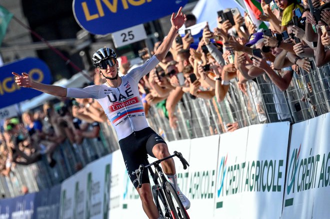 Tadej Pogačar se je prepričljive zmage na dirki po Lombardiji lahko veselil že daleč pred ciljem. Foto Marco Bertorello/AFP