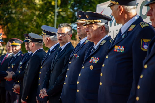 Novi poveljnik Zvonko Glažar z ministrom za obrambo Marjanom Šarcem. FOTO: Voranc Vogel/Delo