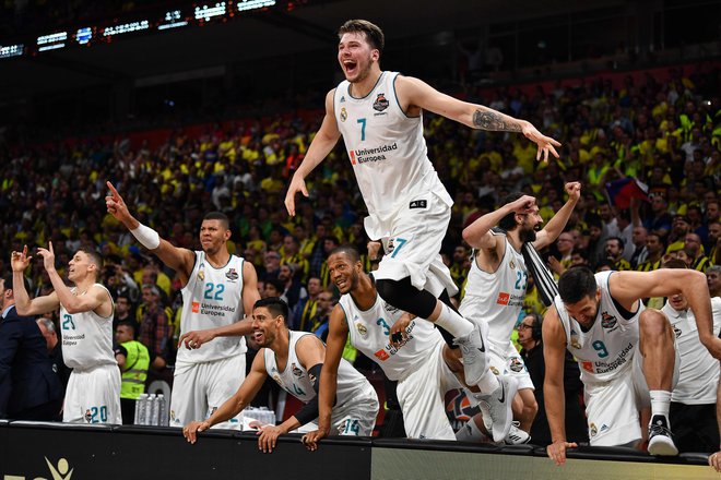 Luka Dončić ni mogel verjeti, da je pri 19 letih postal MVP zaključnega turnirja evrolige. Ob njem (z leve) Jaycee Carroll, Walter Tavares, Gustavo Ayon, Anthony Randolph, Sergio Llull in Felipe Reyes. FOTO: Andrej Isaković/AFP