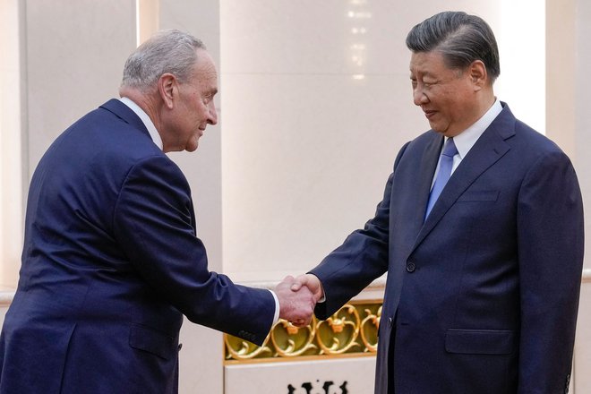 Težko je reči, ali je nameraval kitajski predsednik Xi Jinping že pred napadom Hamasa na Izrael sprejeti vodjo večine v ameriškem senatu Chucka ­Schumerja. FOTO: Andy Wong/AFP