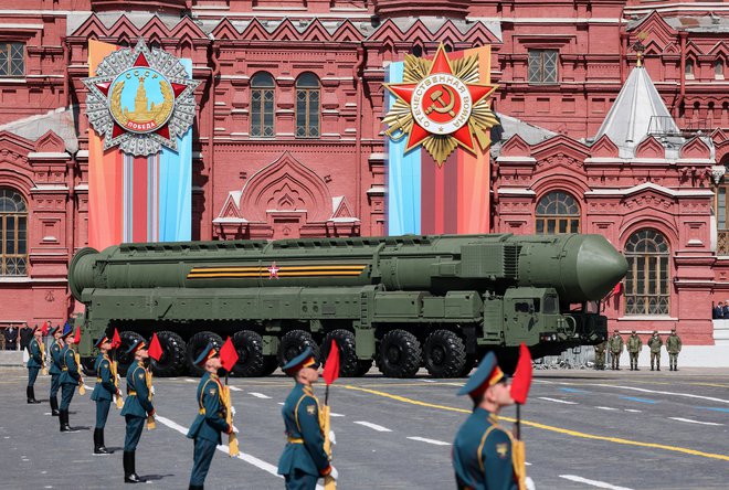 Ruska medcelinska balistična raketa jars med letošnjo tradicionalno vojaško parado ob dnevu zmage v Moskvi. FOTO:  Gavriil Grigorov/ Reuters