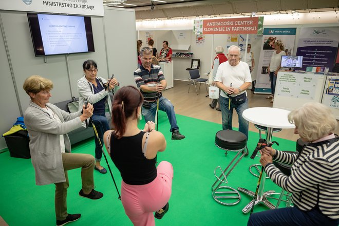 Bližina je pomembna in govorjenje je zlata nitka, včasih pa se lahko bližina stke samo v tišini, so ugotavljali udeleženci Hospickafeja na Festivalu za tretje življenjsko obdobje. FOTO: Črt Piksi/Delo