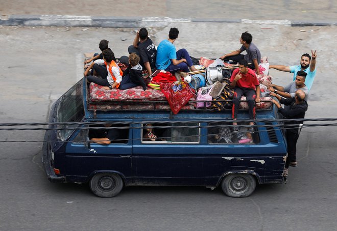 Palestinci zapuščajo domove FOTO: Saleh Salem/Reuters