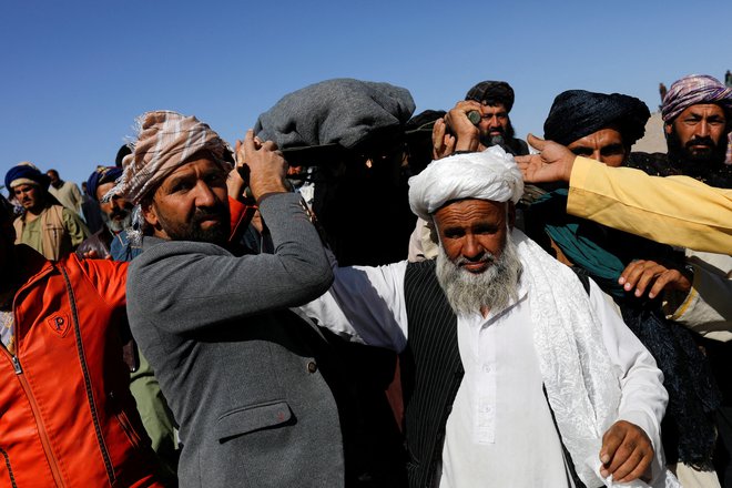 Afganistanci pokopavajo žrtve potresa. FOTO: Ali Khara/Reuters
