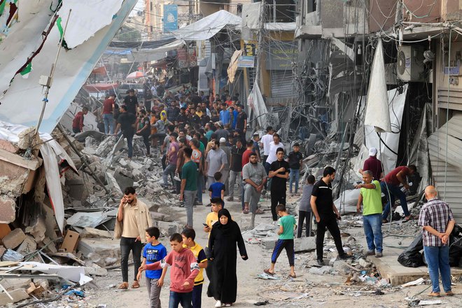 Izrael bombardira mesta, polna civilistov. FOTO: Said Khatib/AFP