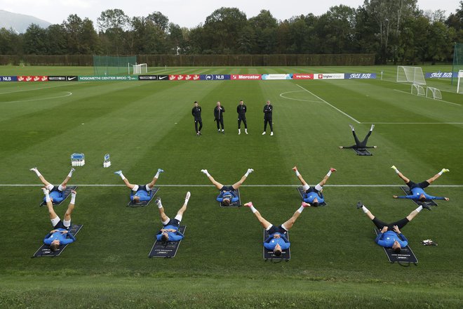 Takole je strokovni štab slovenske reprezentance spremljal včerajšnji trening fantov na Brdu pri Kranju. FOTO: Leon Vidic