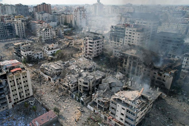 Poškodovani in uničeni objekti v Gazi, od koder se je umaknilo že več kot 260.000 ljudi. FOTO: Belal Al Sabbagh/AFP