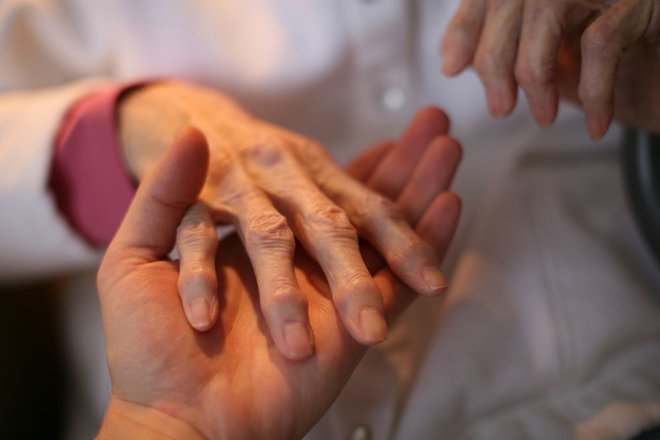 Artritis je morda izziv, vendar lahko s pravilnim fizioterapevtskim pristopom in našo strokovno pomočjo živite polno in udobno življenje. FOTO: Medicofit