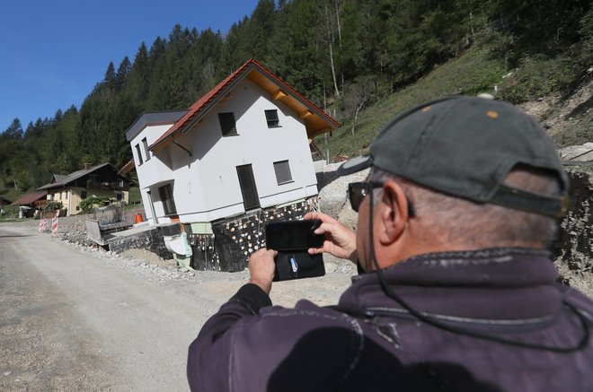 Hiš v Strugah večinoma še ne obnavljajo, ker je usoda zaselka nejasna. Morda bo več znano že po obisku vlade, ki naj bi v Savinjsko dolino prišla prihodnji teden. FOTO: Dejan Javornik