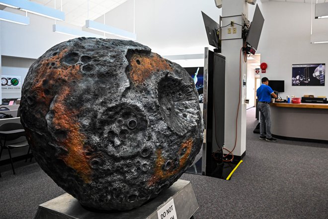 Model asteroida Psiha. FOTO: Chandan Khanna/AFP