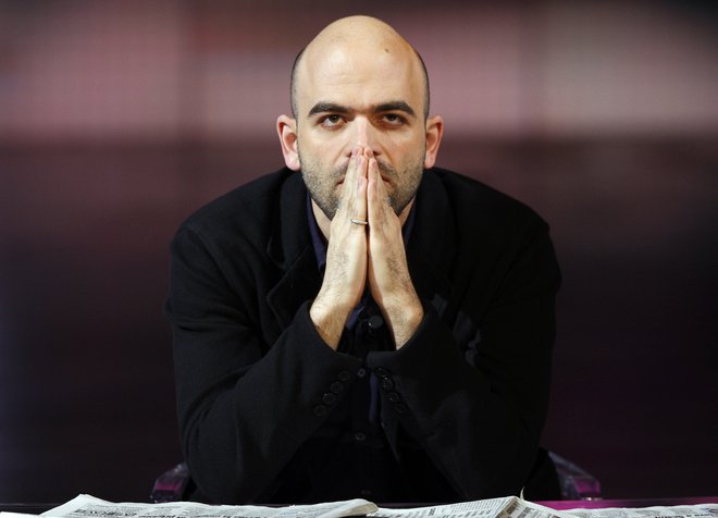 Roberto Saviano je v italijanski in tudi mednarodni javnosti precej znana osebnost zaradi romana in filma Gomora, pa tudi zaradi mafijske hajke proti njemu. FOTO: Alessandro Garofalo/Reuters