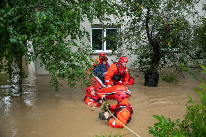 Občine so sprva skupaj najavile za 95 milijonov evrov stroškov, uprava pa je 28. septembra sredstva prejela na svoj račun. FOTO: Voranc Vogel/Delo