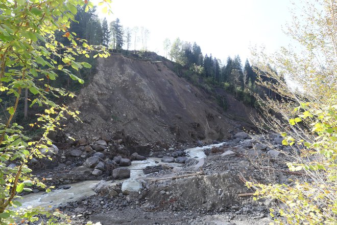 Usoda Strug je odvisna od plazu nad zaselkom. FOTO: Dejan Javornik