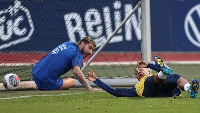 Kylian Mbappe (desno) in branilec Theo Hernandez (levo) med treningom za pomembno tekmo Francije z Nizozemsko. FOTO: Franck Fife/AFP