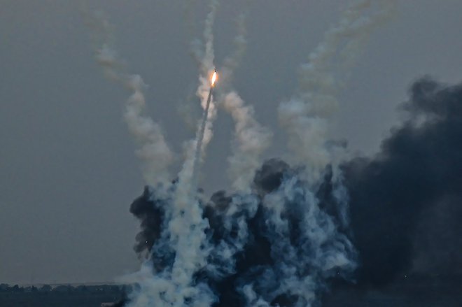 V krajih na severu Izraela ob meji z Libanonom so se oglasile sirene, vojska pa je tamkajšnje prebivalce pozvala, naj do nadaljnjega ostanejo v zakloniščih. FOTO: Said Khatib/AFP