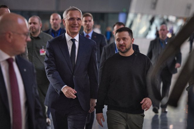 Generalni sekretar Nata Jens Stoltenberg v družbi ukrajinskega predsednika Volodimirja Zelenskega med njegovim obiskom v Bruslju. FOTO: AFP