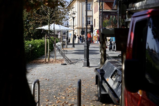 Ker bodo predvidoma 24. oktobra uradno odprli novi Center Rog, je logično, da bodo tam namestili tudi novoletne lučke. FOTO: Črt Piksi/Delo