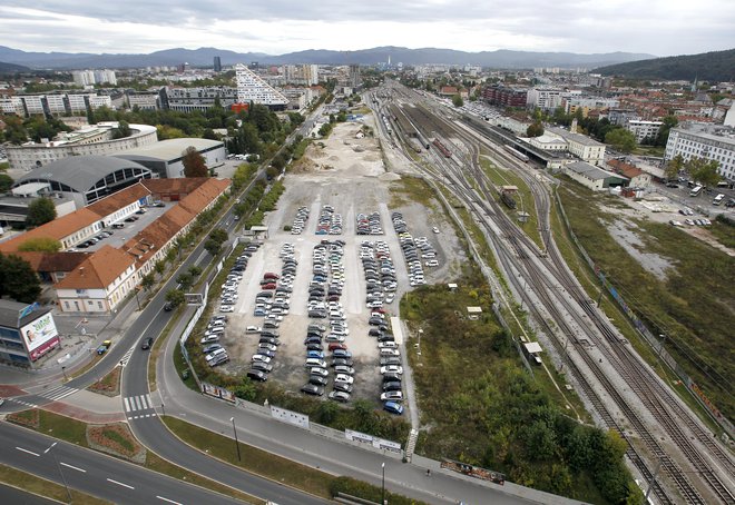 Ob Masarykovi cesti so namestili južno avtobusno postajo, ob Vilharjevi cesti (na fotografiji levo ob parkirišču) pa bo severna avtobusna postaja. Povezani bosta preko ploščadi nad tiri železniške postaje. FOTO: Matej Družnik