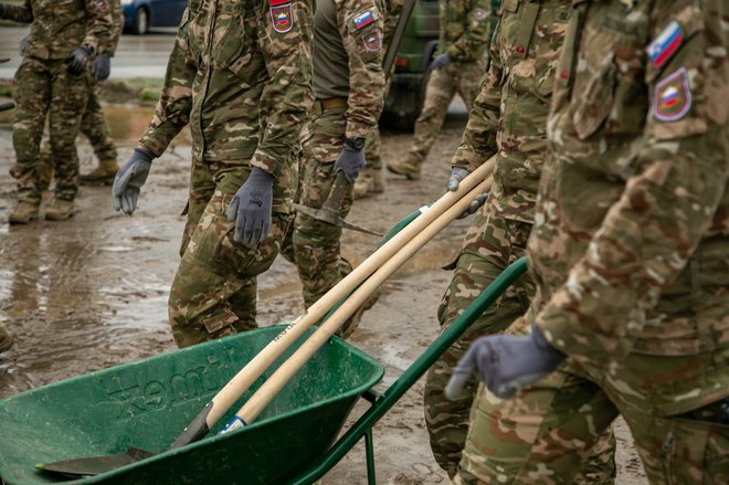 Sicer vsa čast izjemnim naporom Slovenske vojske pri odpravljanju posledic katastrofalnih poplav, a ima zelo omejene možnostmi za pomoč pri velikih naravnih nesrečah. FOTO: Voranc Vogel/Delo