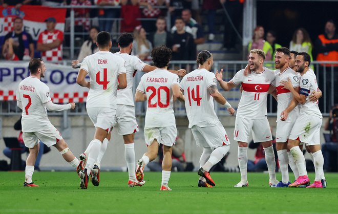 Turški nogometaši so se v Osijeku veselili zmage z golom Barisa Yilmaza (11). FOTO: Antonio Bronić/Reuters