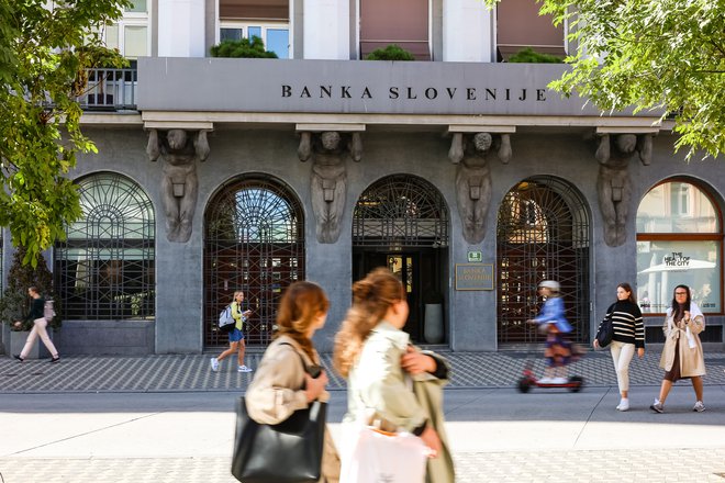 Bančni sistem v Sloveniji je stabilnejši, kot je bil spomladi. Foto Črt Piksi