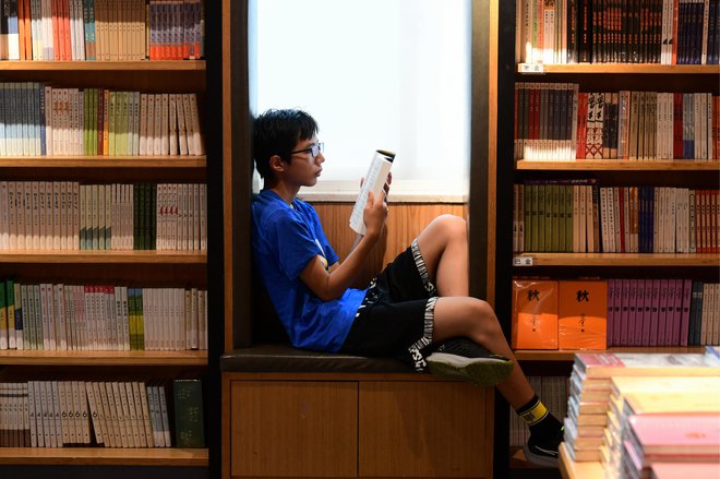 Še vedno velja, če so starši bralci, bodo bralci tudi otroci. FOTO: Shi Bufa/Reuters