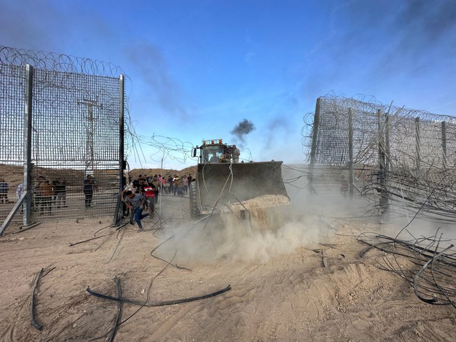 Napad na Izrael se je začel s tem, da so pripadniki Hamasa z buldožerji na več mestih prebili ograje okrog Gaze. FOTO: Reuters