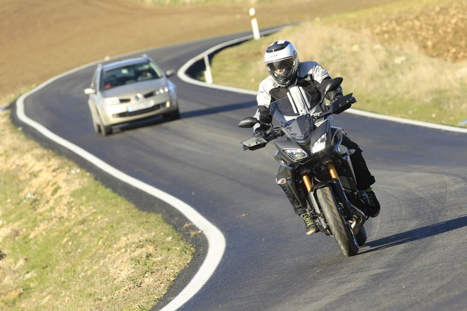 Jesenska vožnja z motociklom zahteva več previdnosti, razlike med jutranjimi in dnevnimi temperaturami so že velike. FOTO: Yamaha