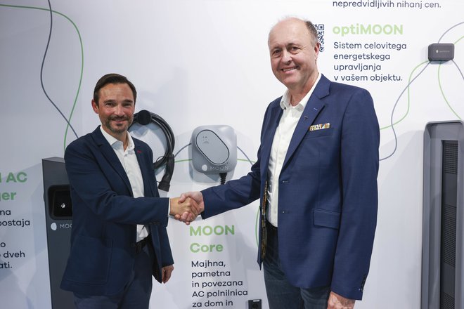 Danilo Ferjančič, direktor Porscheja Slovenija, in Roman Bernard, prvi mož Ngena, sta predstavila projekt združevanja v energetsko skupnost. FOTO: Mediaspeed